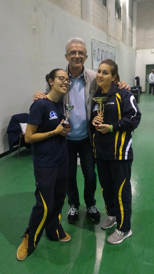 Il presidente dell'Azzurra Gianni POmata con Martina Mura e la vincitrice Giorgia Luna Aprile (Foto Barbara Deidda)