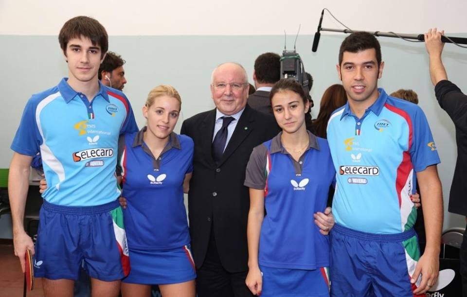 Al centro il presidente della Fitet Franco Sciannimanico assieme agli atleti azzurri