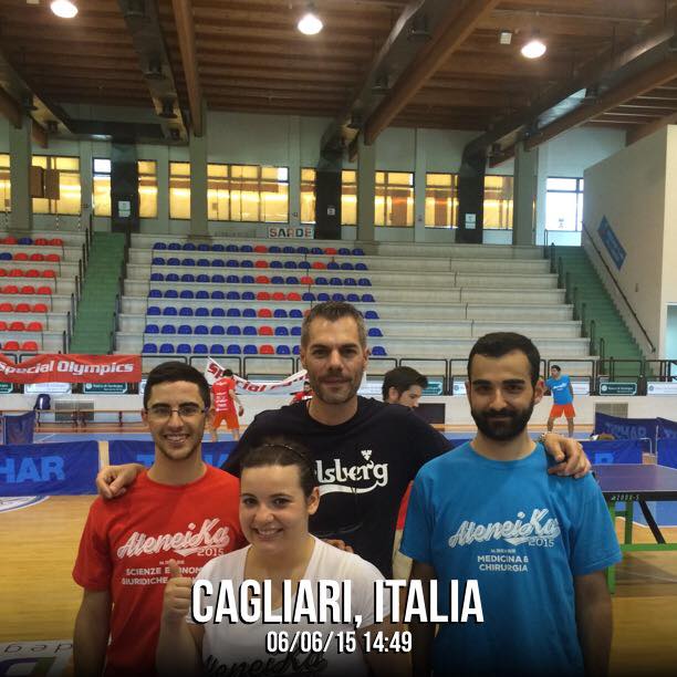 Il presidente della Fitet Sardegna Simone Carrucciu con i tesserati Fitet che hanno preso parte al Torneo di Ateneika